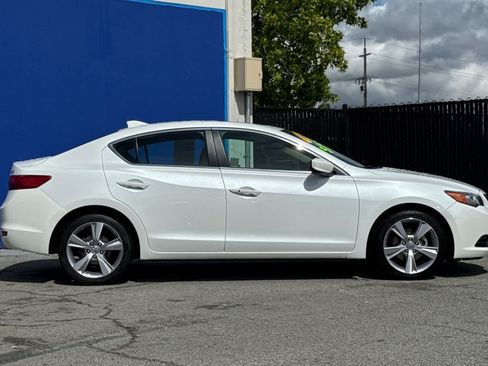 Used 2014 Acura ILX w/ Technology Package FWD image 2