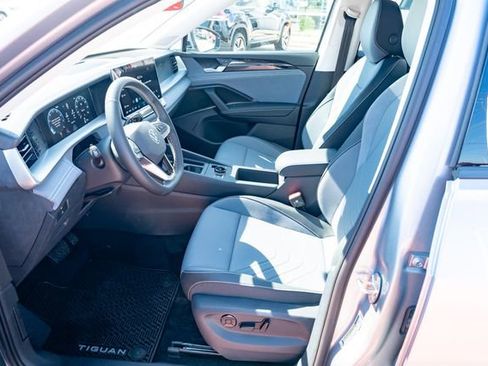 New 2026 Volkswagen Tiguan SE FWD image 18