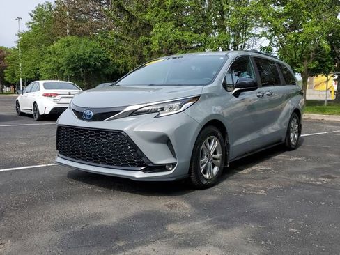 Used 2023 Toyota Sienna XSE w/ XSE Plus Package AWD/4WD image 2