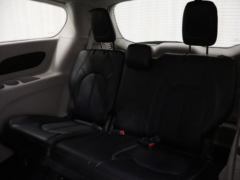 Used 2024 Chrysler Pacifica Touring-L image 13