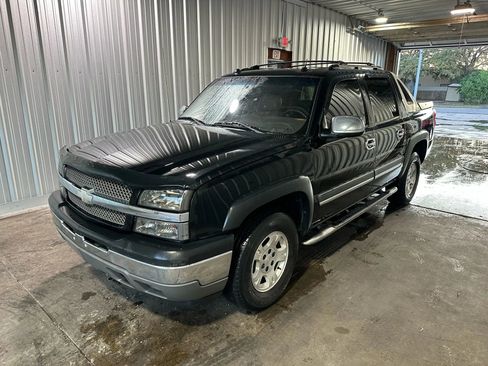 Used 2005 Chevrolet Avalanche Z71 w/ Sun And Sound Package image 1