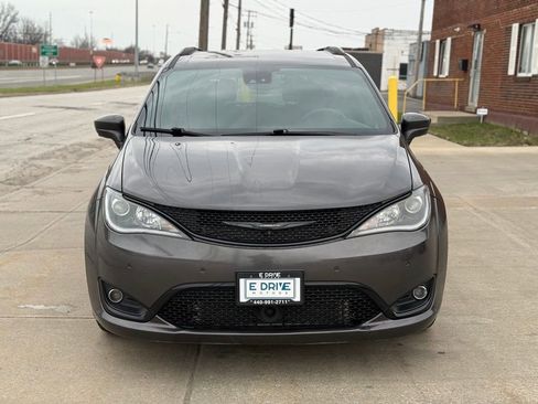 Used 2020 Chrysler Pacifica Touring-L w/ Advanced Safetytec Group FWD image 2