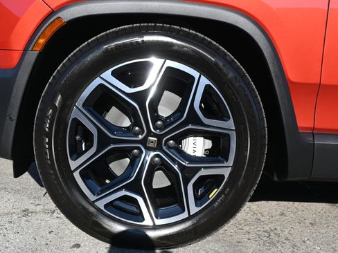 Used 2025 Rivian R1T Adventure image 8