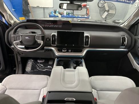 New 2025 Ford Expedition Max Platinum w/ Driver's Package image 11