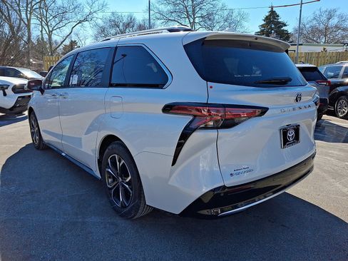 New 2026 Toyota Sienna Platinum image 3