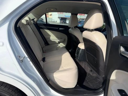 Used 2016 Chrysler 300 Limited image 29