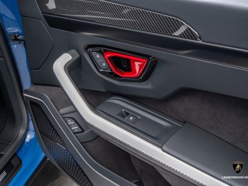 Used 2025 Lamborghini Urus SE image 55