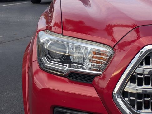 Used 2017 Toyota Tacoma TRD Sport image 11