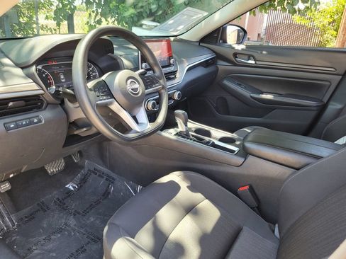 Used 2025 Nissan Altima 2.5 SV FWD image 11
