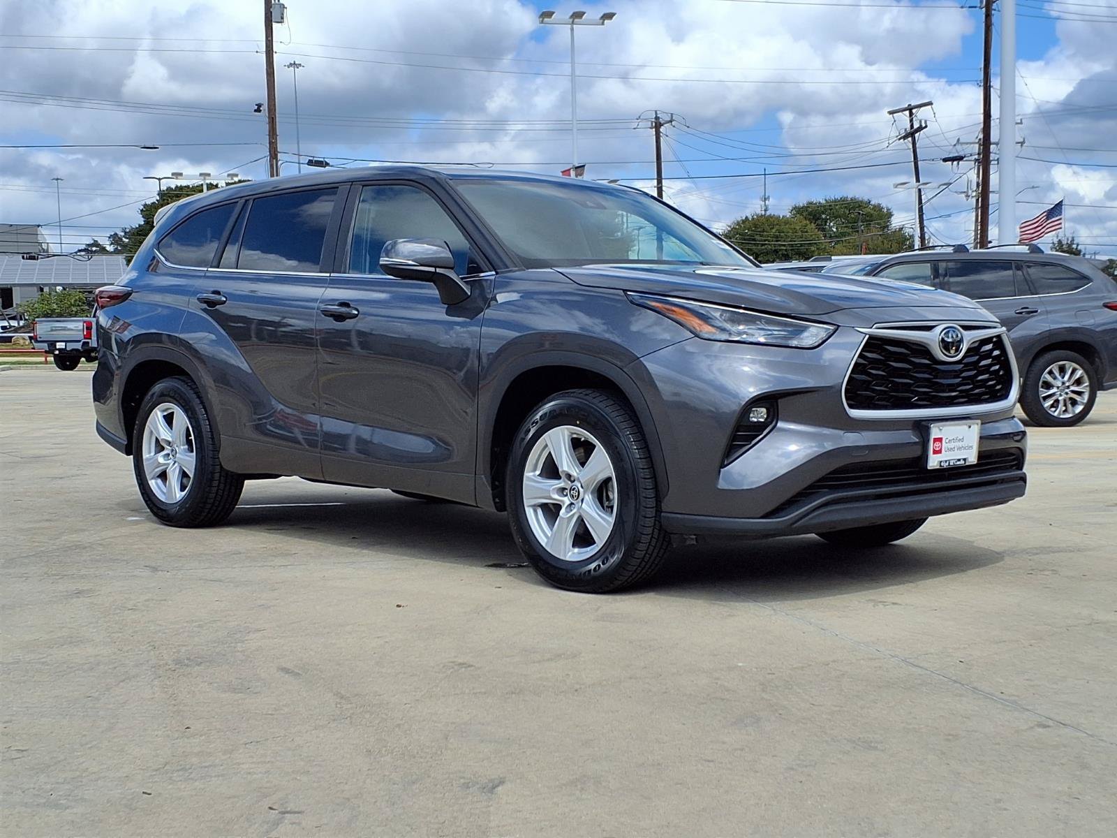 Used 2025 Toyota Highlander LE FWD image 3