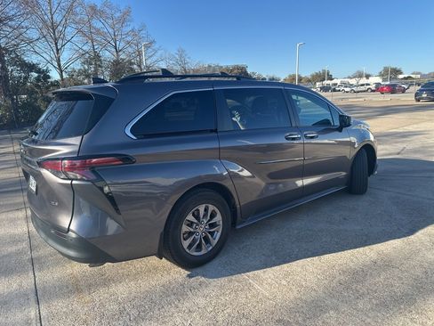 Used 2021 Toyota Sienna XLE image 3