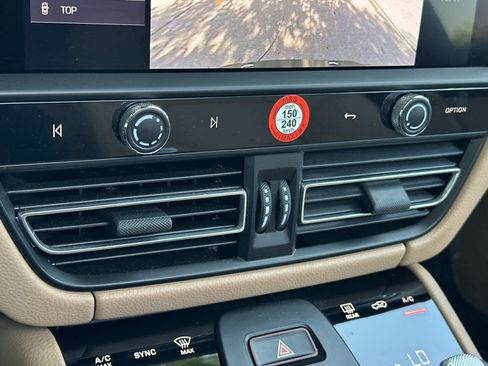 Certified 2025 Porsche Macan AWD/4WD image 23