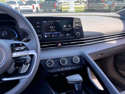Used 2024 Hyundai Elantra SE FWD image 7