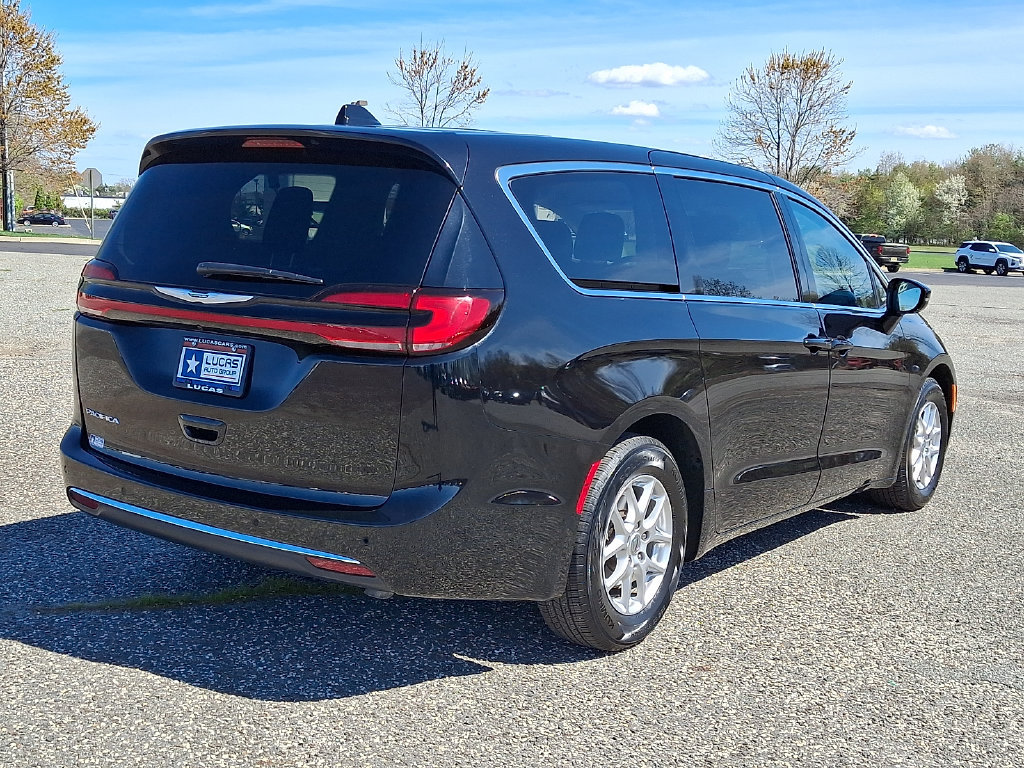 Used 2024 Chrysler Pacifica Touring-L FWD image 11