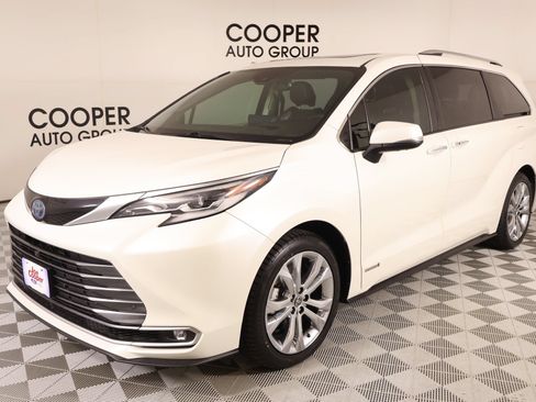 Used 2021 Toyota Sienna Platinum FWD image 11