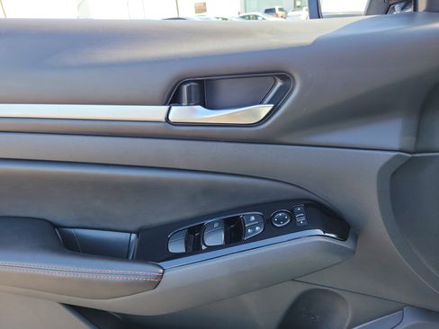 Used 2025 Nissan Altima 2.5 SR FWD image 17