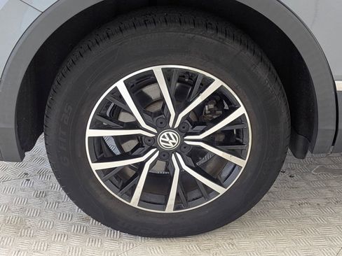 Used 2021 Volkswagen Tiguan SE w/ Panoramic Sunroof Package image 11