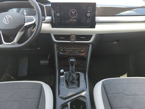 Used 2025 Volkswagen Taos SE FWD image 22