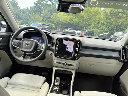 Certified 2025 Volvo XC40 B5 Plus AWD/4WD image 30