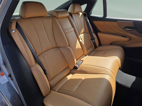 Used 2021 Lexus LS 500 w/ Accessory Package (Z2) image 32