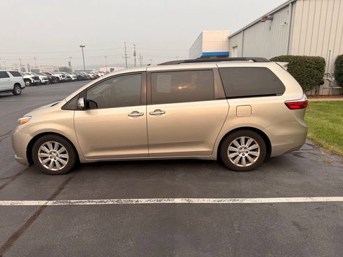 Used 2015 Toyota Sienna Limited Premium w/ Advanced Technology Package FWD image 2