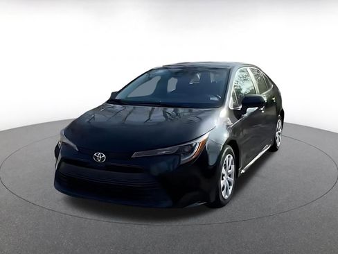 Used 2025 Toyota Corolla LE image 8