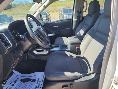 Used 2022 Nissan Frontier SV w/ Technology Package image 18