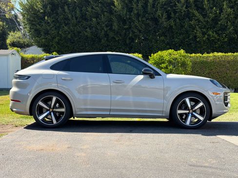 Certified 2026 Porsche Cayenne GTS AWD/4WD image 9
