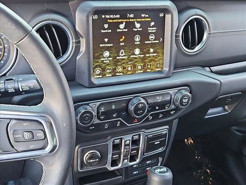 Used 2018 Jeep Wrangler Unlimited Sahara AWD/4WD image 15
