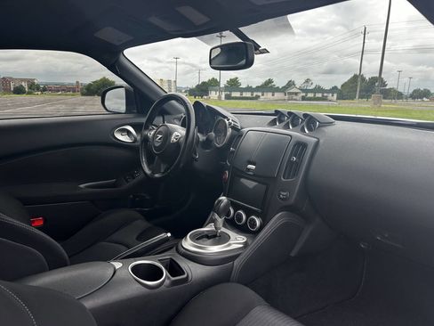 Used 2018 Nissan 370Z Coupe RWD image 8
