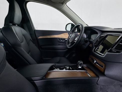 Used 2025 Volvo XC90 B6 Plus image 28