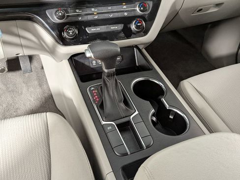 Used 2021 Kia Sedona LX image 21