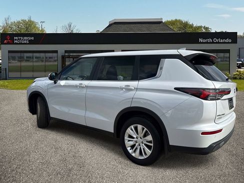 Used 2025 Mitsubishi Outlander ES FWD image 3