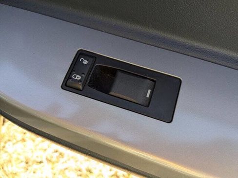 Used 2010 Chrysler Sebring Touring image 33