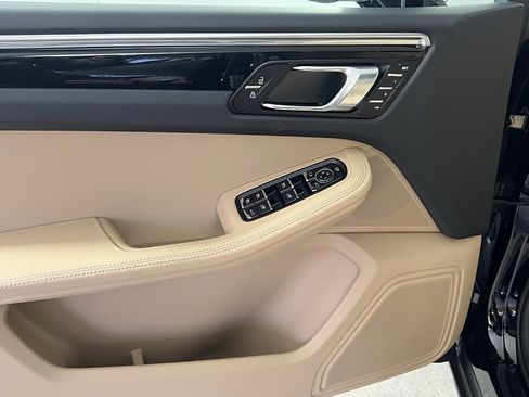 Certified 2025 Porsche Macan image 27