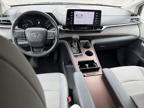 Certified 2024 Toyota Sienna LE image 4