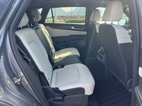 Used 2025 Volkswagen Atlas Cross Sport SEL Premium R-Line AWD/4WD image 28