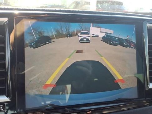 Used 2023 Chrysler Pacifica Touring-L image 12