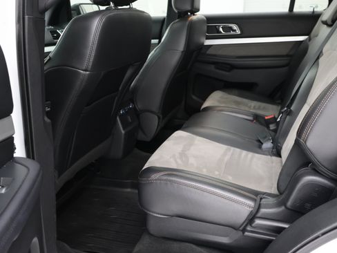 Used 2017 Ford Explorer XLT w/ XLT Appearance Package AWD/4WD image 34