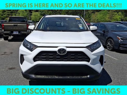 Used 2019 Toyota RAV4 LE image 3