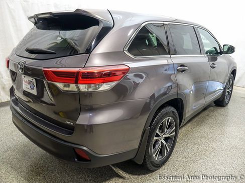 Used 2019 Toyota Highlander LE AWD/4WD image 9