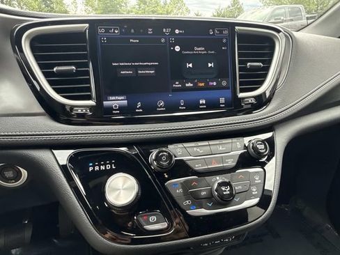 Used 2025 Chrysler Pacifica Select AWD/4WD image 23