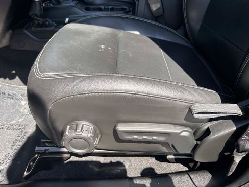 Used 2018 Jeep Wrangler Unlimited Sahara AWD/4WD image 19