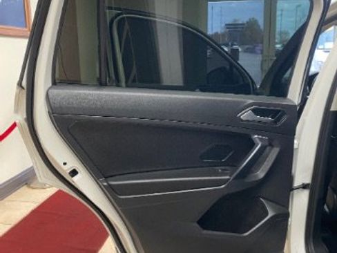 Used 2021 Volkswagen Tiguan SE w/ Panoramic Sunroof Package image 10