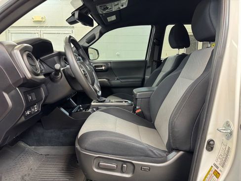 Used 2022 Toyota Tacoma TRD Off-Road image 12