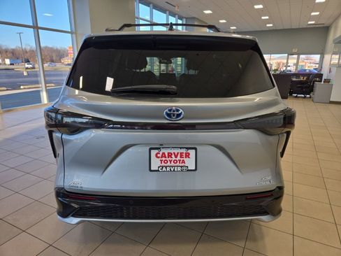 Used 2024 Toyota Sienna XSE w/ XSE Plus Package image 8