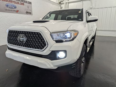 Used 2018 Toyota Tacoma SR image 3