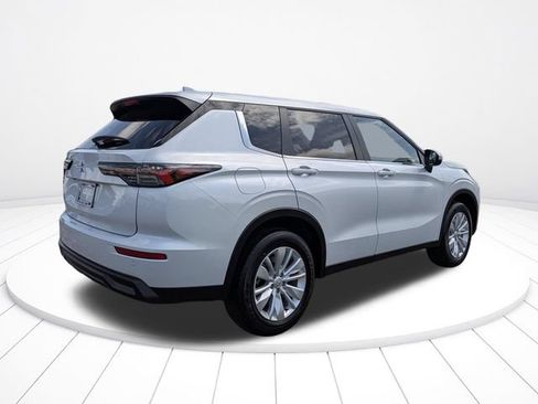 New 2026 Mitsubishi Outlander ES FWD image 3