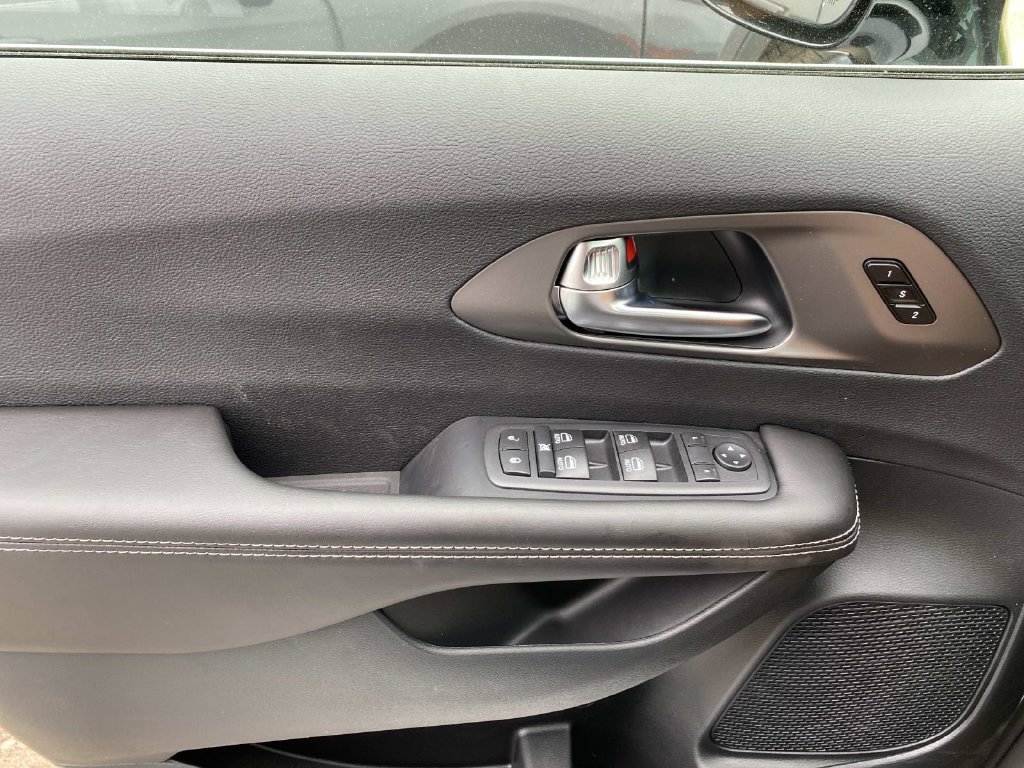 New 2027 Chrysler Pacifica Select FWD image 16