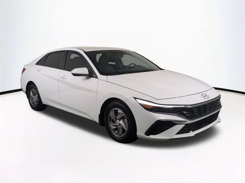 Used 2025 Hyundai Elantra SE FWD image 2
